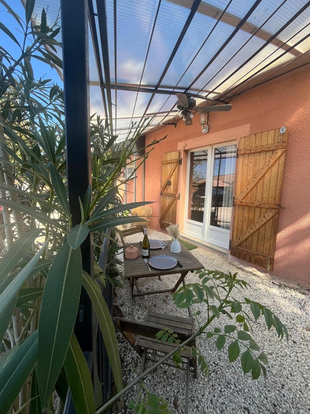 Studio Cosy Avec Climatisation Et Terrasse Malataverne المظهر الخارجي الصورة